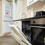 Deluxe And Cozy Two Bedroom With 1 Bathroom And Open Balcony Apartment *