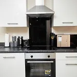 Deluxe And Cozy Two Bedroom With 1 Bathroom And Open Balcony Apartment Manchester