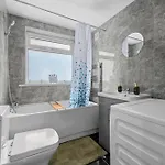 Spacious 4-bed Luxury - Garden, Free Parking, Sleeps 8 Lägenhet *