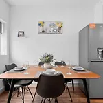 Spacious 4-bed Luxury - Garden, Free Parking, Sleeps 8 Lägenhet Manchester