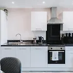 2 Bed 2 Bath Close To Ctre Sleeps 5 -free Parking Apartment *