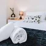 2 Bed 2 Bath Close To Ctre Sleeps 5 -free Parking Apartment *