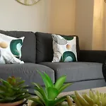 2 Bed 2 Bath Close To Ctre Sleeps 5 -free Parking Apartment Manchester