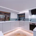 Opulent Oasis Large Luxury Sleeps 10 Manchester