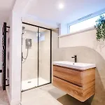 Opulent Oasis Large Luxury Sleeps 10 Manchester