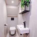 Opulent Oasis Large Luxury Sleeps 10 Manchester