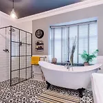 Opulent Oasis Large Luxury Sleeps 10 Casa vacanze *