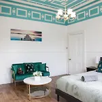 Victorian Elegance At Kingscliffe, Sleeps 17 Manchester