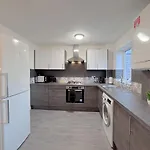 Cozy 2 Bed - Free Parking, Great Location By Vista Short Lets Hébergement de vacances