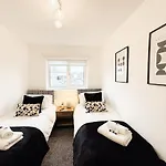 Cozy 2 Bed - Free Parking, Great Location By Vista Short Lets Hébergement de vacances *