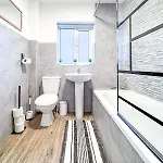Cozy 2 Bed - Free Parking, Great Location By Vista Short Lets Hébergement de vacances *
