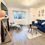 Cozy 2 Bed - Free Parking, Great Location By Vista Short Lets *