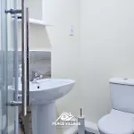 Prázdninový dům Ashton Co-living - Private Self-cater