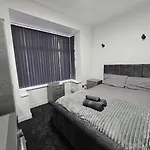 Tatil Evi Beresford Co-living - Private Self-cater Manchester