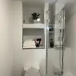 Inside City, Modern & Luxurious 2 Bed Apartment, Entire Unit