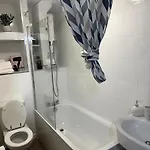 Inside City, Modern & Luxurious 2 Bed Apartment, Entire Unit *