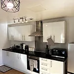 Inside City, Modern & Luxurious 2 Bed Apartment, Entire Unit Apartment