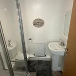 Inside City, Modern & Luxurious 2 Bed Apartment, Entire Unit Apartment Manchester