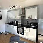 Apartment Inside City, Modern & Luxurious 2 Bed Apartment, Entire Unit *