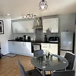 Apartment Inside City, Modern & Luxurious 2 Bed Apartment, Entire Unit Manchester