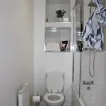 Apartment Inside City, Modern & Luxurious 2 Bed Apartment, Entire Unit *