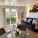 Inside City, Modern & Luxurious 2 Bed Apartment, Entire Unit