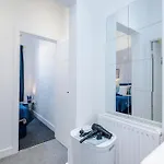 Incredible 4bedroom In Salford, Game Room, Free Parking, Smart Tv