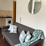 Chic Trafford Apartment, Private Underground Parking, Fast Wi-fi, Self Check-in Anytime, 5 Mins To Old Trafford Stadium アパート *