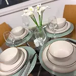 Chic Trafford Apartment, Private Underground Parking, Fast Wi-fi, Self Check-in Anytime, 5 Mins To Old Trafford Stadium マンチェスター