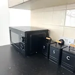 Chic Trafford Apartment, Private Underground Parking, Fast Wi-fi, Self Check-in Anytime, 5 Mins To Old Trafford Stadium マンチェスター