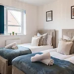 Luxury Sleeps 9 With Hot Tub & Pool Appartement *