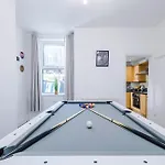 Stunning In Salford With Free Parking, Office, Pool & Ping Pong Table 別荘
