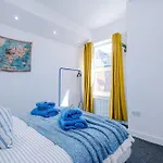 Stunning In Salford With Free Parking, Office, Pool & Ping Pong Table *