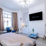 Stunning In Salford With Free Parking, Office, Pool & Ping Pong Table