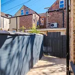 Stunning In Salford With Free Parking, Office, Pool & Ping Pong Table 別荘