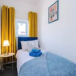 Stunning In Salford With Free Parking, Office, Pool & Ping Pong Table 別荘