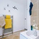 別荘 Stunning In Salford With Free Parking, Office, Pool & Ping Pong Table マンチェスター