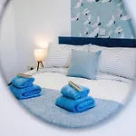 別荘 Stunning In Salford With Free Parking, Office, Pool & Ping Pong Table