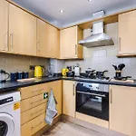 Stunning In Salford With Free Parking, Office, Pool & Ping Pong Table 別荘 *