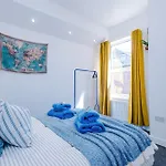 別荘 Stunning In Salford With Free Parking, Office, Pool & Ping Pong Table *
