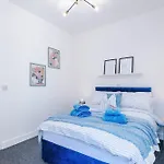 別荘 Stunning In Salford With Free Parking, Office, Pool & Ping Pong Table マンチェスター