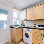 Stunning In Salford With Free Parking, Office, Pool & Ping Pong Table 別荘 *