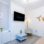 別荘 Stunning In Salford With Free Parking, Office, Pool & Ping Pong Table マンチェスター