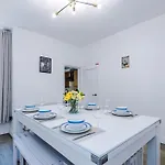 Stunning In Salford With Free Parking, Office, Pool & Ping Pong Table 別荘