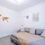 Stunning In Salford With Free Parking, Office, Pool & Ping Pong Table *