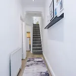 Stunning In Salford With Free Parking, Office, Pool & Ping Pong Table