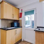 Stunning In Salford With Free Parking, Office, Pool & Ping Pong Table *