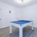 Stunning In Salford With Free Parking, Office, Pool & Ping Pong Table
