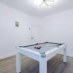 別荘 Stunning In Salford With Free Parking, Office, Pool & Ping Pong Table