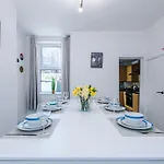 Stunning In Salford With Free Parking, Office, Pool & Ping Pong Table 別荘 マンチェスター
